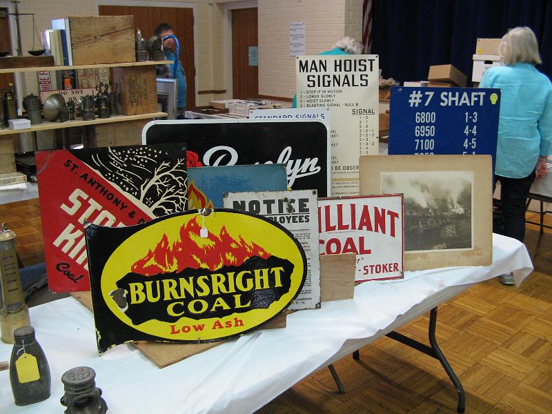 IMG_4497.JPG - Dave des Marais's table of signs.  Many found new homes